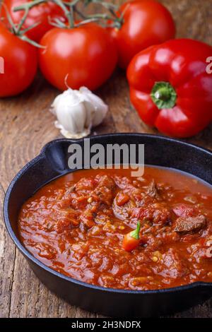 Ungarischer Gulasch in einer Pfanne Stockfoto