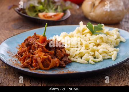 Szeged Gulasch auf dunklem Holz Stockfoto