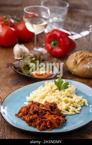 Szeged Gulasch auf dunklem Holz Stockfoto