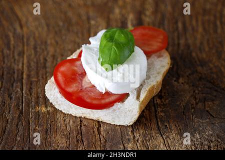 Italienisches Caprese-Sandwich auf Holz Stockfoto