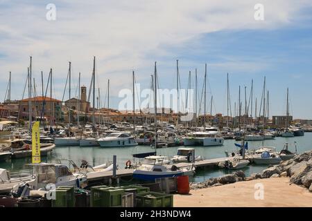 Panoramafenblick auf den Touristenhafen des Fischerdorfes an der toskanischen Küste im Sommer, San Vincenzo, Livorno, Toskana, Italien Stockfoto