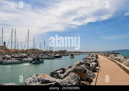 Blick auf den Touristenhafen des Fischerdorfes von der Uferpromenade, San Vincenzo, Livorno, Toskana, Italien Stockfoto