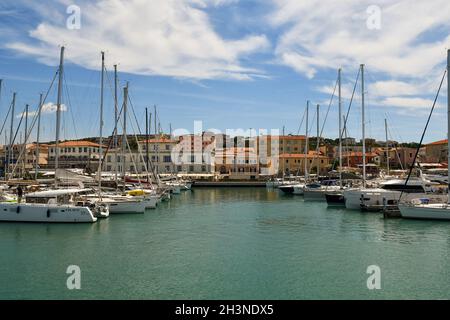Luxusyachten und Segelboote liegen im Touristenhafen des Fischerdorfes im Sommer, San Vincenzo, Livorno, Toskana, Italien Stockfoto