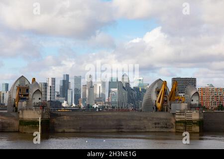 Blick auf canary Wharf, London, geschützt durch die Thames Barrier. Großbritannien, Oktober 2021. Stockfoto