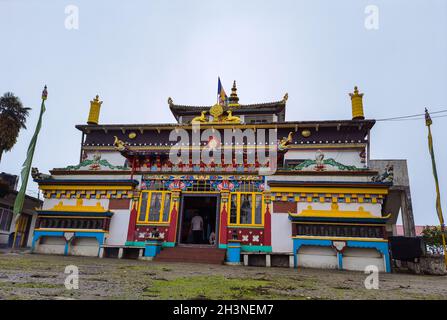 buddhistisches Kloster mit nebligen Hintergrund am Morgen aus dem niedrigen Winkel Bild wird in ghoom darjeeling West bengalen indien aufgenommen. Stockfoto