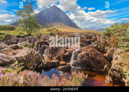 Coupall Falls und Buachaille Etive Mor in Schottland mit schönem Licht auf dem Berg. Stockfoto