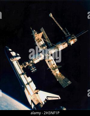 ERDORBIT - 04. Juli 1995 - das Space Shuttle Atlantis ist noch immer mit der russischen mir-Raumstation verbunden - zum ersten Mal. Kosmonauten Solovjuv und BU Stockfoto