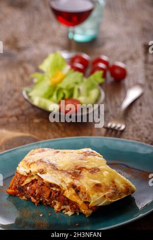 Italienische Lasagne auf blauem Teller Stockfoto