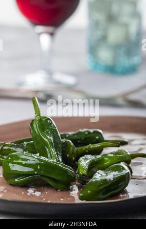 Grüne paprika mit Salz und Pfeffer Stockfoto