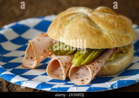 Rolle mit Wurst auf Holz Stockfoto