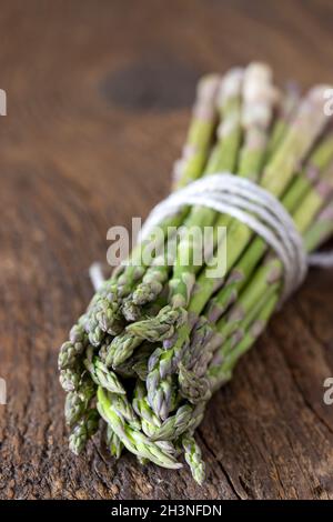 Wilder grüner Spargel auf Holz Stockfoto