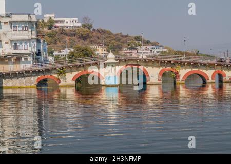 Chandpole Brücke über den Pichola See in Udaipur, Rajasthan Staat, Indien Stockfoto