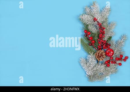 Festliche Weihnachtskarte mit einem Schneezweig. Stockfoto