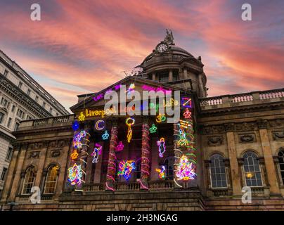 Liverpool Town Hall in der Abenddämmerung mit River of Light Street Art Stockfoto