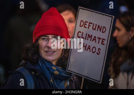 Bank of England, London, Großbritannien. Okt. 2021. Extinction Rebellion (XR) Jugendliche und andere Gruppen des Klimawandels haben einen Global Day of Action und ein ‘Climate Justice Memorial' in der City of London organisiert. Greta Thunberg war für die Teilnahme vorgesehen, soll sich aber nach ihrem Auftritt am frühen Nachmittag an einem anderen Ort in der City of London wegen Sicherheitsbedenken zurückgezogen haben. Kredit: Imageplotter/Alamy Live Nachrichten Stockfoto