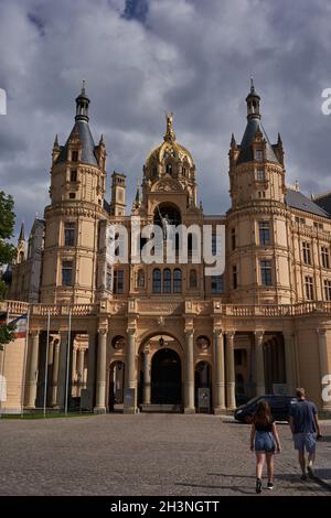 Schwerin, Deutschland - 20. Juli 2021 - Blick auf das Schweriner Schloss am Sommernachmittag Stockfoto