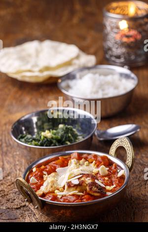 Indischer Tikka Masala auf Holz Stockfoto