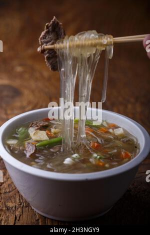 Asiatische Glasnudelsuppe auf Holz Stockfoto