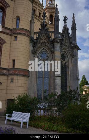 Schwerin, Deutschland - 20. Juli 2021 - Blick auf das Schweriner Schloss am Sommernachmittag Stockfoto