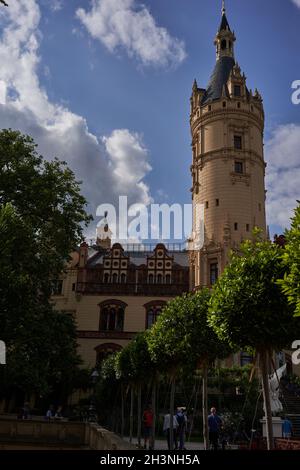 Schwerin, Deutschland - 20. Juli 2021 - Blick auf das Schweriner Schloss am Sommernachmittag Stockfoto