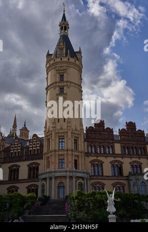 Schwerin, Deutschland - 20. Juli 2021 - Blick auf das Schweriner Schloss am Sommernachmittag Stockfoto