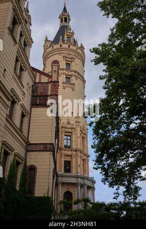 Schwerin, Deutschland - 20. Juli 2021 - Blick auf das Schweriner Schloss am Sommernachmittag Stockfoto