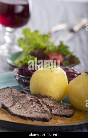 Deutscher Sauerbraten auf einem Teller mit Knödeln Stockfoto