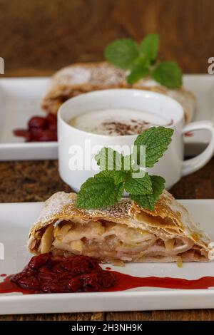 Österreichischer Apfelstrudel auf Holz Stockfoto