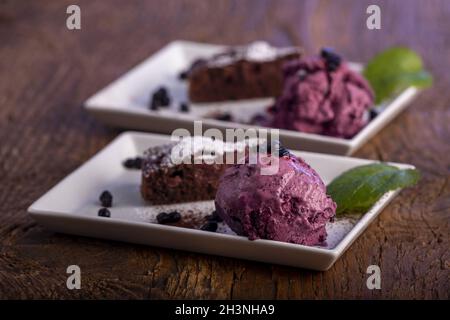 Heidelbeer-Eis und Schokoladenkuchen Stockfoto