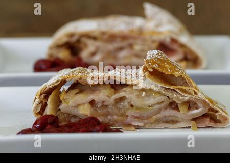 Österreichischer Apfelstrudel auf Holz Stockfoto