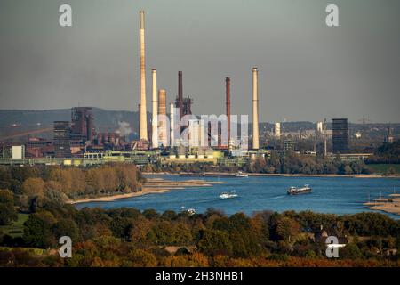 Rhein bei Duisburg Bruckhausen, Stahlwerk thyssenkrupp Steel, Hochöfen, Sinteranlage, Kokerei Schwelgern, Frachtschiffe, NRW, Deutschland Stockfoto