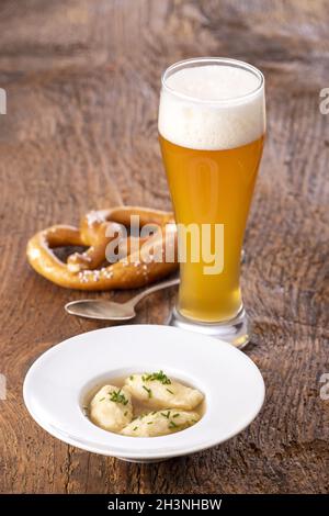 Grießknödel in Brühe auf Holz Stockfoto