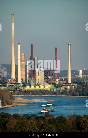 Rhein bei Duisburg Bruckhausen, Stahlwerk thyssenkrupp Steel, Hochöfen, Sinteranlage, Kokerei Schwelgern, Frachtschiffe, NRW, Deutschland Stockfoto