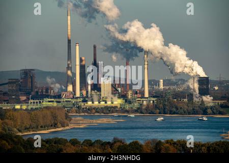 Rhein bei Duisburg Bruckhausen, Stahlwerk thyssenkrupp Steel, Hochöfen, Sinteranlage, Kokerei Schwelgern, Frachtschiffe, NRW, Deutschland Stockfoto