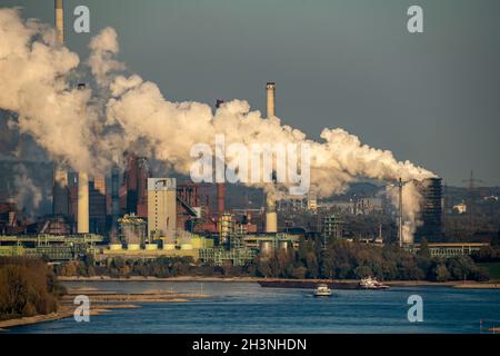 Rhein bei Duisburg Bruckhausen, Stahlwerk thyssenkrupp Steel, Hochöfen, Sinteranlage, Kokerei Schwelgern, Frachtschiffe, NRW, Deutschland Stockfoto