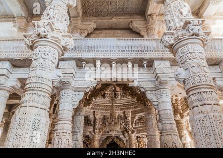 RANAKPUR, INDIEN - 13. FEBRUAR 2017: Geschnitzte Marmordekorationen von Jain Tempel in Ranakpur, Rajasthan Staat, Indien Stockfoto