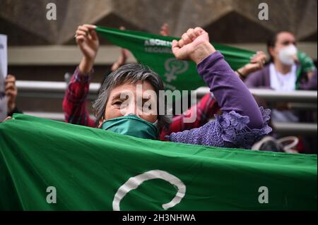 La Paz, Bolivien. Okt. 2021. Frauen mit grünen Mund-zu-Nase-Bezügen winken während einer Kundgebung vor der Bischofskonferenz grüne Tücher als Teil der Diskussionen über den Fall eines vergewaltigten 11-jährigen Mädchens, das von bolivianischen Medien berichtet wird, dass es von ihrem Stiefgroßvater schwanger ist. Das Mädchen wollte sich in ihrem fünften Schwangerschaftsmonat einer Abtreibung unterziehen. Nach einem Hilfsangebot der katholischen Kirche änderte die Familie jedoch ihre Meinung, hieß es. Quelle: Radoslaw Czajkowski/dpa/Alamy Live News Stockfoto