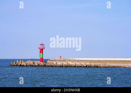 Leuchtturm an der Ostpier an der Küste von Warnemünde In Deutschland Stockfoto