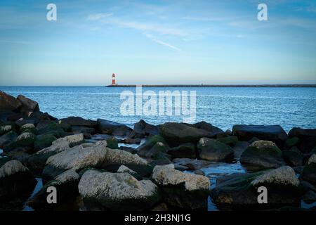 Leuchtturm an der Ostpier an der Küste von Warnemünde In Deutschland Stockfoto