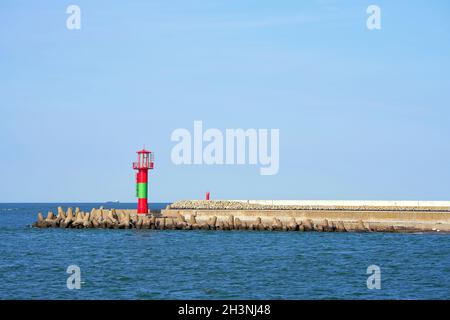 Leuchtturm an der Ostpier an der Küste von Warnemünde In Deutschland Stockfoto