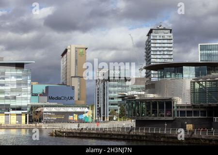 Media City, Salford Quays, Greater Manchester, mit dem Lowry-Theater im Vordergrund Stockfoto