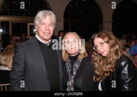 Ken Sunshine, Nancy Hollander und ihre Tochter nehmen am 28. Oktober 2021 an Dan's Papers Power Women of the East End Awards bei den Muses in Southampton, NY, Teil (Foto von David Warren /Sipa? USA) Credit: SIPA USA/Alamy Live News Stockfoto