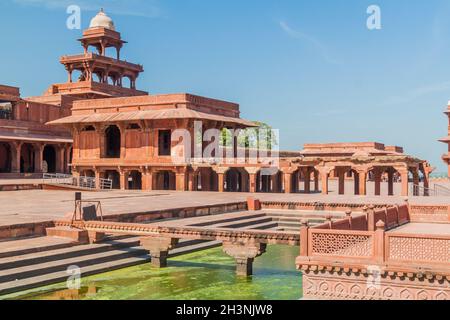 Panch Mahal Palast und Ornamental Pool in der alten Stadt Fatehpur Sikri, Uttar Pradesh Staat, Indien Stockfoto