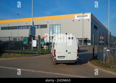 Distributionslager des Online-Versandunternehmens Amazon in einem Industriepark in Magdeburg Stockfoto