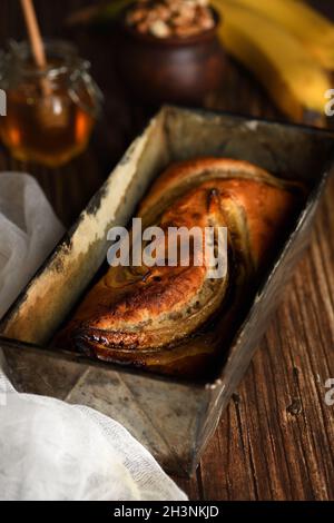 Frisch gebackenes, hausgemachtes Bananenbrot. Eine appetitliche, zarte, weiche Brotstruktur mit zerdrückter Nuss Stockfoto