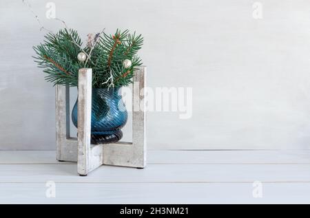 Weihnachtliche Dekoration in weiß und blau, weihnachtlicher Tannenstrauß auf weißem Tisch, Kopierraum. Hochwertige Fotos Stockfoto