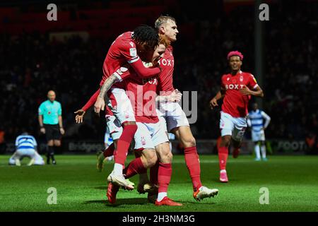 London, Großbritannien. 29. Oktober 2021. Die Roten feiern, nachdem Jack Colback von Nottingham Forest beim Sky Bet Championship-Spiel zwischen den Queens Park Rangers und Nottingham Forest im Kiyan Prince Foundation Stadium 2021 Punkte erzielt hat., London am Freitag, 29. Oktober 1-1. (Kredit: Jon Hobley | MI News) Kredit: MI Nachrichten & Sport /Alamy Live News Stockfoto