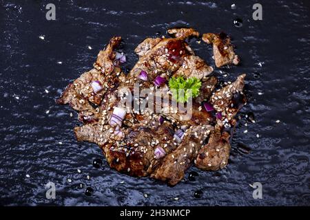 Japanisches Steak auf schwarzem Schiefer