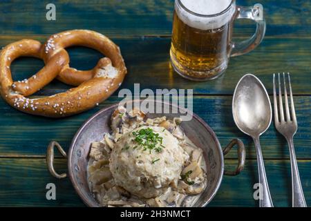 Bayrischer Brotknödel mit Sauce Stockfoto