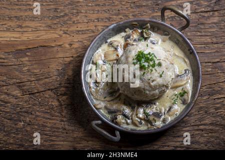 Bayrischer Brotknödel mit Sauce Stockfoto